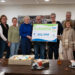 Foto: Wethouders Jan Menninga en Annalies Usmany-Dallinga overhandigen de cheque aan het bestuur van dorpshuis ’t Binhoes in Garsthuizen