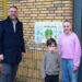 Wethouder van Keijzerswaards samen met Riley en Ilse