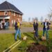 Het planten van bomen door gedeputeerde Leo Wenneger (midden), wethouder Arjen Nolles (Het Hogeland) (links) en wethouder Jan Menninga (Eemsdelta) (rechts) . Foto: Otto Kalkhoven