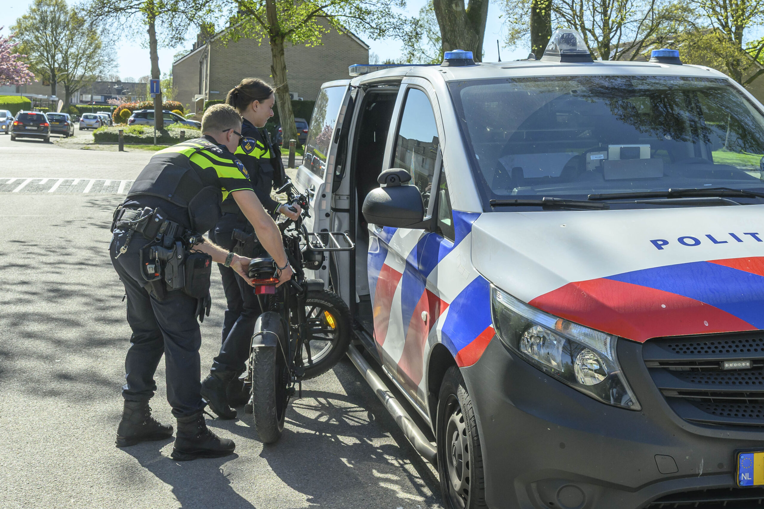 Grote verkeerscontrole in wijk Bornholm: vijf opgevoerde fatbikes in beslag genomen