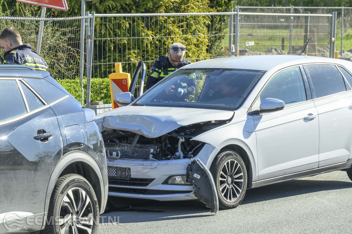Kop-staartbotsing op Farmsumerweg in Appingedam: één persoon gecontroleerd door ambulance