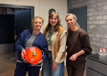 Plien & Bianca ontvangen een Le Creuset braadpan van Joni Mulder (Koken & Wonen) na afloop van hun optreden in De Molenberg.