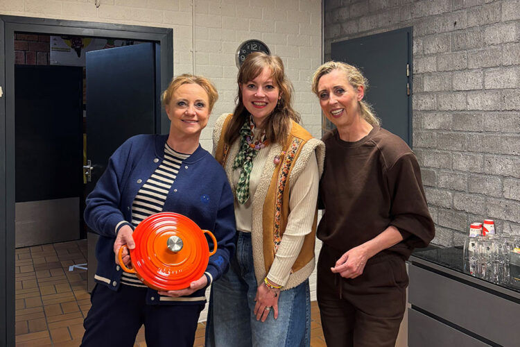 Plien & Bianca ontvangen een Le Creuset braadpan van Joni Mulder (Koken & Wonen) na afloop van hun optreden in De Molenberg.