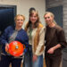 Plien & Bianca ontvangen een Le Creuset braadpan van Joni Mulder (Koken & Wonen) na afloop van hun optreden in De Molenberg.