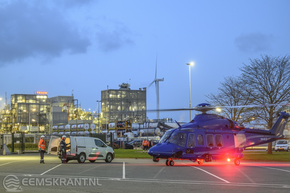 Politiehelikopter landt op Chemiepark Delfzijl voor spoedtransport naar incident op de Maasvlakte in
