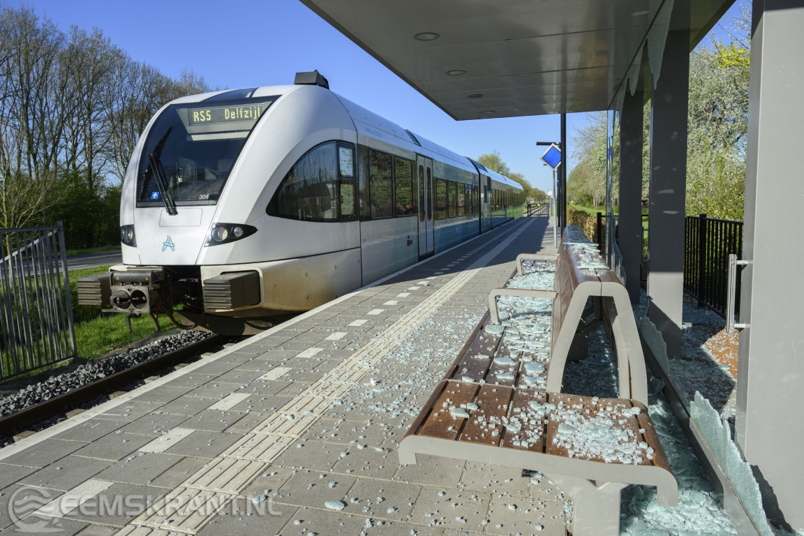 Politie zoekt getuigen na vernielingen op station Delfzijl-West