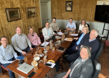 De onderhandelaars aan tafel. Van links met de klok mee: Bernd de Jong (CU), Eltjo Dijkhuis (Gemeente Belangen), AnneMarie Smits (GroenLinks/PvdA), Arjen Nolles (GroenLinks/PvdA), Lennaert Rolloos (collegesecretaris), Johan Hamster (formateur), Sarah Spinder (GroenLinks/PvdA), Nannet Gijzen (CU), Roelf Torringa (Gemeente Belangen) Karen Hansems (Gemeente Belangen). Fotograaf en missend op de foto Robert den Bremer (formatie-ondersteuner).