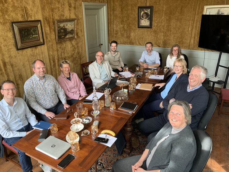 De onderhandelaars aan tafel. Van links met de klok mee: Bernd de Jong (CU), Eltjo Dijkhuis (Gemeente Belangen), AnneMarie Smits (GroenLinks/PvdA), Arjen Nolles (GroenLinks/PvdA), Lennaert Rolloos (collegesecretaris), Johan Hamster (formateur), Sarah Spinder (GroenLinks/PvdA), Nannet Gijzen (CU), Roelf Torringa (Gemeente Belangen) Karen Hansems (Gemeente Belangen). Fotograaf en missend op de foto Robert den Bremer (formatie-ondersteuner).