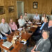 De onderhandelaars aan tafel. Van links met de klok mee: Bernd de Jong (CU), Eltjo Dijkhuis (Gemeente Belangen), AnneMarie Smits (GroenLinks/PvdA), Arjen Nolles (GroenLinks/PvdA), Lennaert Rolloos (collegesecretaris), Johan Hamster (formateur), Sarah Spinder (GroenLinks/PvdA), Nannet Gijzen (CU), Roelf Torringa (Gemeente Belangen) Karen Hansems (Gemeente Belangen). Fotograaf en missend op de foto Robert den Bremer (formatie-ondersteuner).