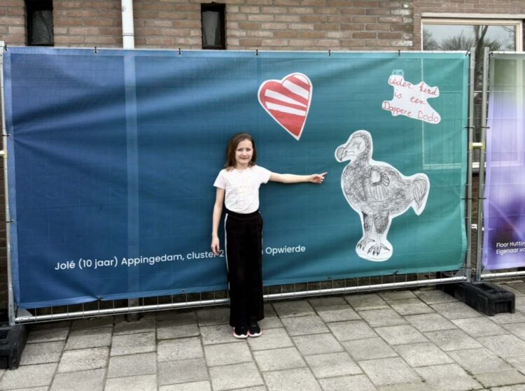 Jolé (10 jaar) maakte een mooie tekening voor een bouwdoek van een dappere dodo. Omdat ieder kind een dappere dodo is.