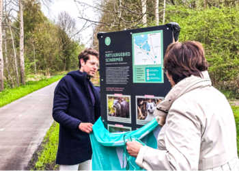 Wethouder Erianne van der Burg en Jeroen van Dijk namens Dorpsvereniging Scharmer openden het vernieuwde fietspad door de nieuwe informatieborden te onthullen.
