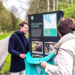Wethouder Erianne van der Burg en Jeroen van Dijk namens Dorpsvereniging Scharmer openden het vernieuwde fietspad door de nieuwe informatieborden te onthullen.