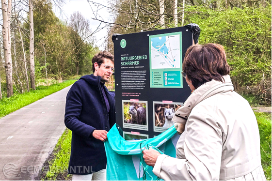 Wethouder Erianne van der Burg en Jeroen van Dijk namens Dorpsvereniging Scharmer openden het vernieuwde fietspad door de nieuwe informatieborden te onthullen.