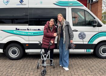 Betty de Boer draagt het voorzitterschap van Wensambulance Noord-Nederland over aan Jetta Klijnsma (foto Frank Wind, Wensambulance Noord-Nederland).