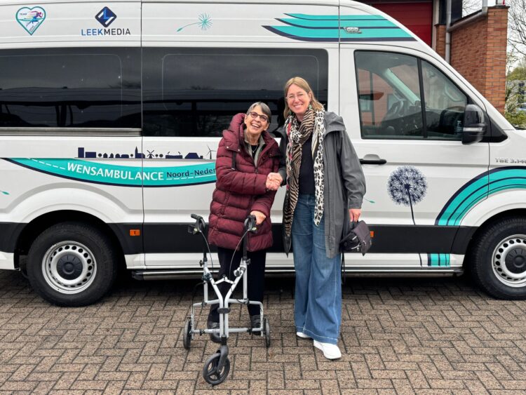 Betty de Boer draagt het voorzitterschap van Wensambulance Noord-Nederland over aan Jetta Klijnsma (foto Frank Wind, Wensambulance Noord-Nederland).