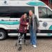 Betty de Boer draagt het voorzitterschap van Wensambulance Noord-Nederland over aan Jetta Klijnsma (foto Frank Wind, Wensambulance Noord-Nederland).