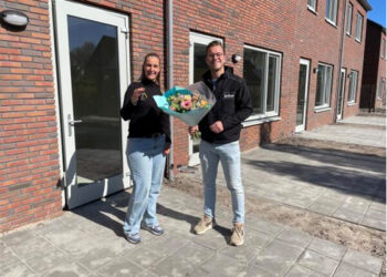 Een van de eerste bewoners ontvangt de sleutel van de nieuwe woning in Slochteren.