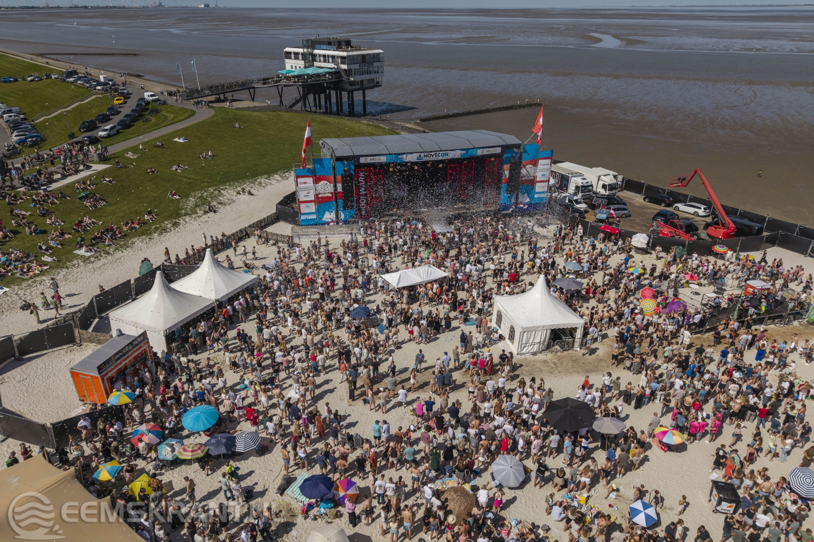 Strandfeest trekt duizenden bezoekers tijdens warme Pinksterdag in Delfzijl