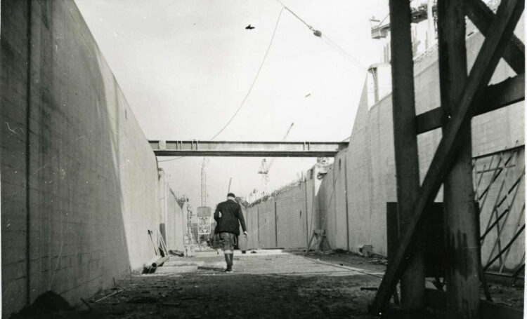 De bouw van nieuwe zeesluizen Farmsum 1957. Foto: Gemeente Delfzijl