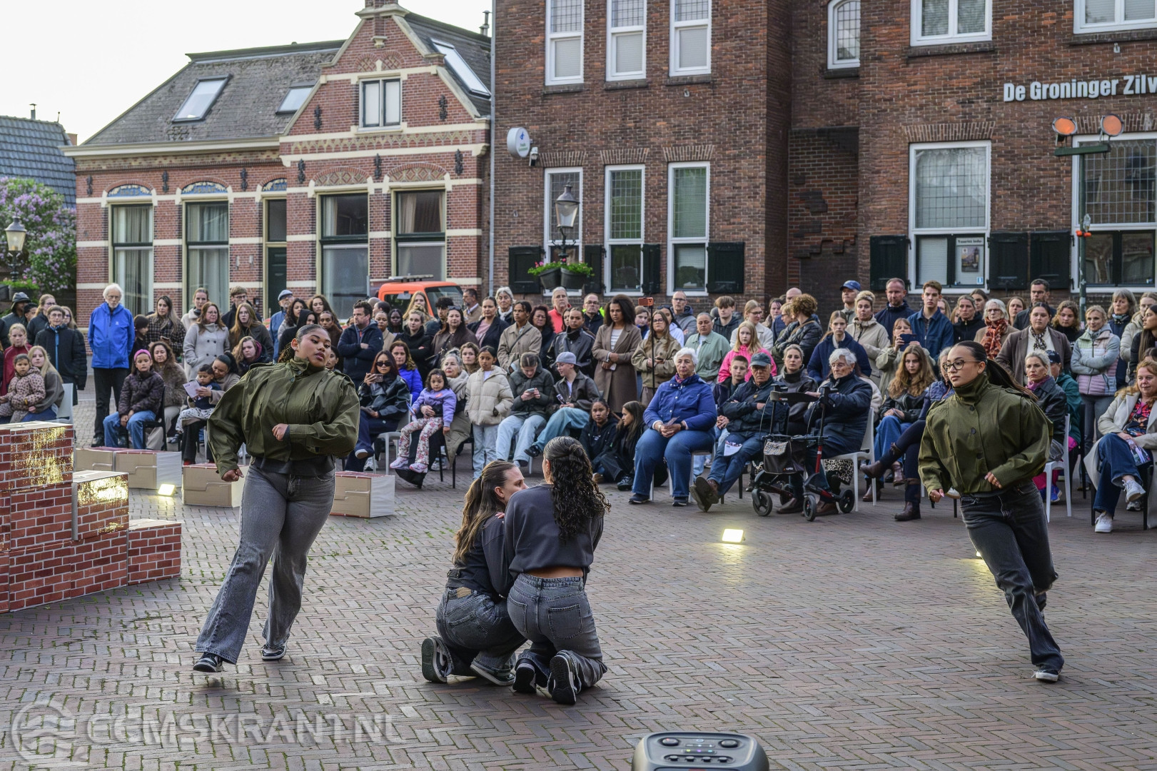 Dansvoorstelling ‘MUUR’ verbindt verleden en heden na Dodenherdenking in Appingedam