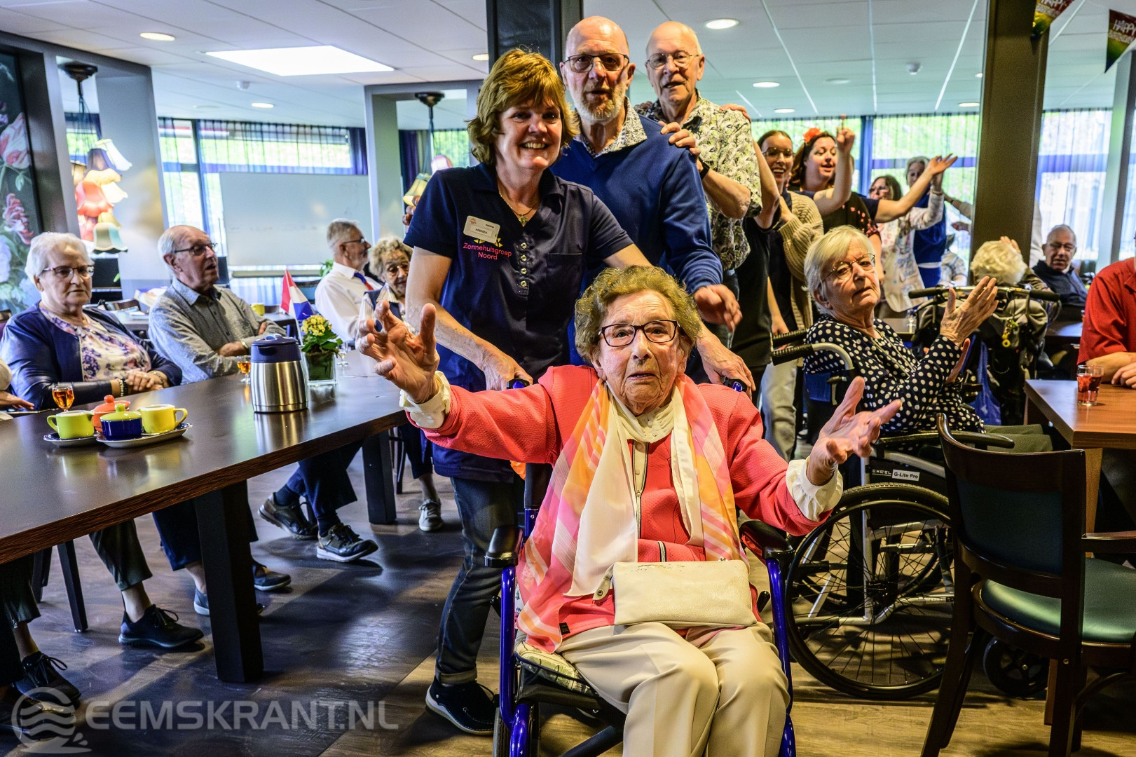Polonaise door recreatiezaal Wiemersheerd tijdens 104e verjaardag van mevrouw Perdok-van der Flier