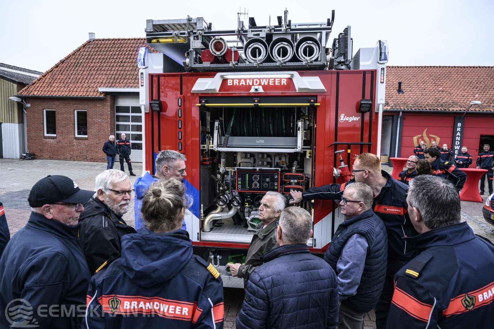Brandweer Appingedam neemt nieuwe tankautospuit feestelijk in ontvangst