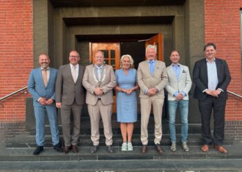 Van links naar rechts: Gert Drenth (CU), Eduard Mulder (VVD), Ben Visser (burgemeester), Annalies Usmany-Dallinga (LBE), Jan Menninga en Martijn Meijer (LBE)