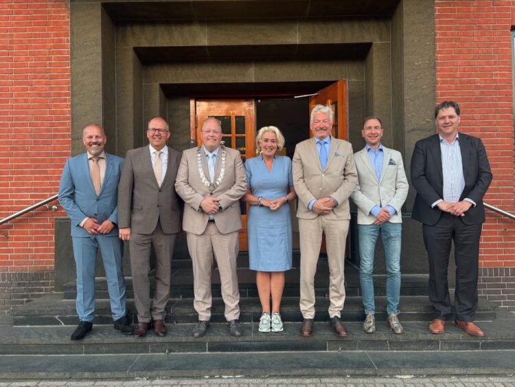 Van links naar rechts: Gert Drenth (CU), Eduard Mulder (VVD), Ben Visser (burgemeester), Annalies Usmany-Dallinga (LBE), Jan Menninga en Martijn Meijer (LBE)