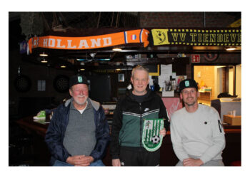 Van links naar rechts: Albert Wildeman bestuurslid van VV Meedhuizen, de nieuwe trainer Jan Blaauw en de voorzitter Steven Wind tijdens de presentatie van Blaauw als nieuwe hoofdtrainer van de club.