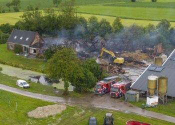 Boerenschuur in Toornwerd door brand verwoest