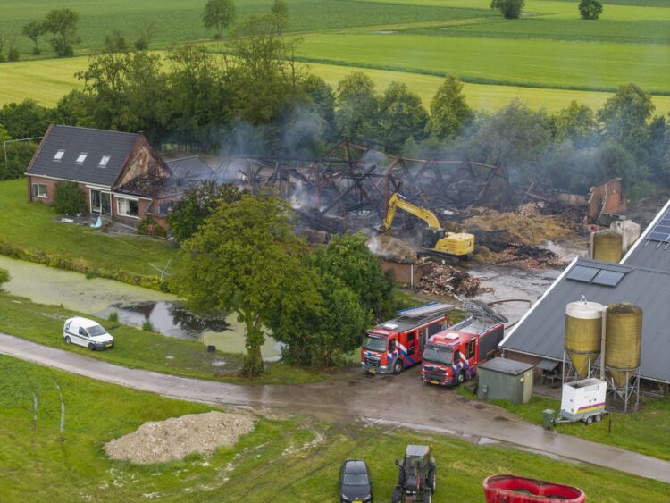 Boerenschuur in Toornwerd door brand verwoest