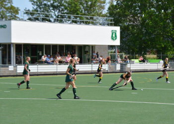 Dames 1 van HC Eemsmond in actie op het Sportpark Tuikwerd