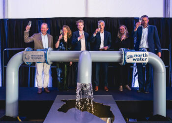 V.l.n.r..: Bart Combee, CEO Evides Waterbedrijf, Nadja Siersema, gedeputeerde provincie Groningen, André van Toly directeur-bestuurder Waterbedrijf Groningen, Bart Jan Hoevers, CEO Groningen Seaports, Nienke Baars, directeur Nationaal Programma Groningen en Perry van der Marel, managing director North Water.
