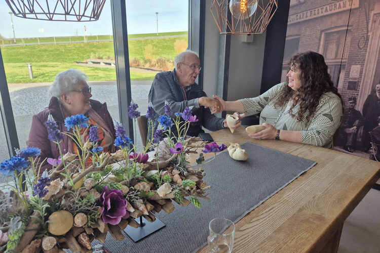 Willem Kiewiet overhandigt de potvistanden en het gehoorbeen aan het MuzeeAquarium Cynthia Heinen