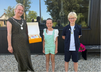 Van links naar rechts: burgemeester Erica van Lente, de nieuwe kinderburgemeester Myrthe Folkersma en de huidige kinderburgemeester Joep van Bergen