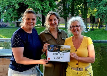 v.l.n.r.: Irene Bos, Lidy Postma en Wilma Biezen nadat de cheque overhandigd is.