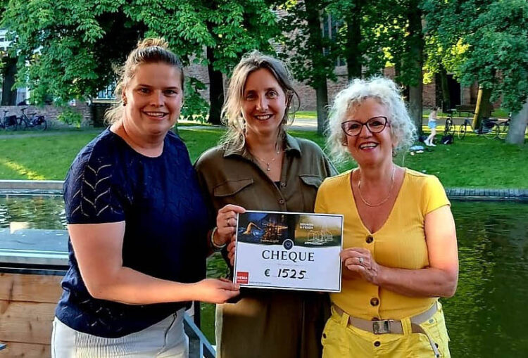 v.l.n.r.: Irene Bos, Lidy Postma en Wilma Biezen nadat de cheque overhandigd is.