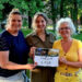v.l.n.r.: Irene Bos, Lidy Postma en Wilma Biezen nadat de cheque overhandigd is.