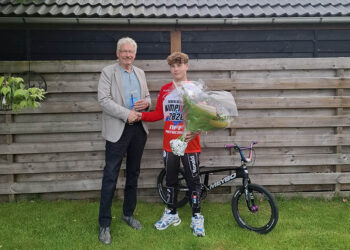 Van links naar rechts: Wethouder Jan Menninga en BMX’er Luca de Rooy. Foto: Gemeente Eemsdelta