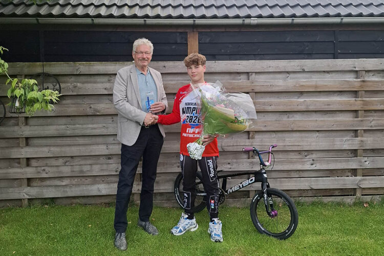 Van links naar rechts: Wethouder Jan Menninga en BMX’er Luca de Rooy. Foto: Gemeente Eemsdelta