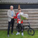 Van links naar rechts: Wethouder Jan Menninga en BMX’er Luca de Rooy. Foto: Gemeente Eemsdelta