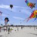 Kleurrijke lucht boven Stadsstrand Delfzijl: Vliegerfestival trekt weer veel bekijks