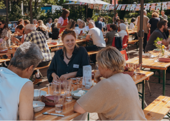 Verbinding leggen in de buurt vaak begint met iets kleins: samen een maaltijd delen. Fotograaf: Daniëlle Man