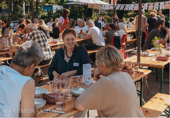 Verbinding leggen in de buurt vaak begint met iets kleins: samen een maaltijd delen. Fotograaf: Daniëlle Man