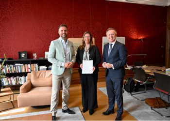 V.l.n.r. Derk Boswijk (staatssecretaris van Defensie), Marian van Dijken (gedeputeerde Defensie Groningen), René Paas (commissaris van de Koning Groningen)