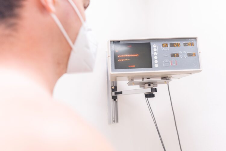 Foto door Los Muertos Crew: https://www.pexels.com/nl-nl/foto/man-vent-kerel-kliniek-8460227/