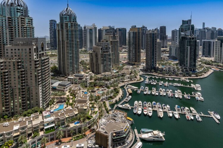 Foto door Nelemson G: https://www.pexels.com/nl-nl/foto/skyline-van-dubai-marina-met-hoge-gebouwen-en-jachten-29470798/