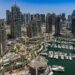 Foto door Nelemson G: https://www.pexels.com/nl-nl/foto/skyline-van-dubai-marina-met-hoge-gebouwen-en-jachten-29470798/