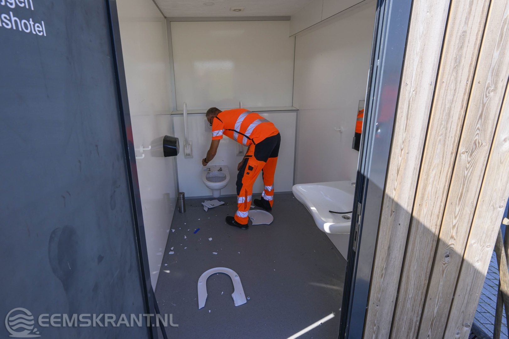 Vernielingen aan toiletgebouw aan Zeedijk in Delfzijl, invalidentoilet vernield