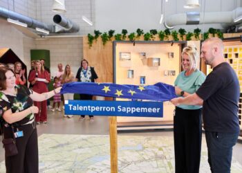 Wethouder Marieke Bos met Iris Colijn, trainer re-integratie en Erwin Plat Budgetcoach. Foto: Ronald Zijlstra